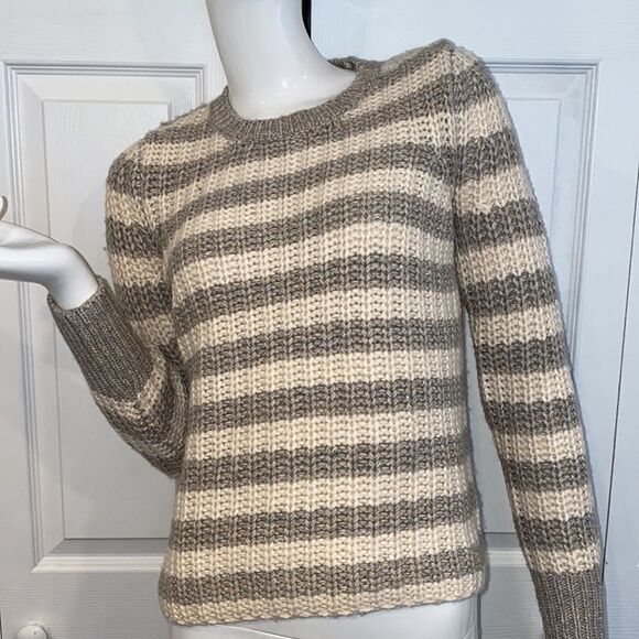 NEW VICTORIA SECRET SWEATER - Picture 1 of 6